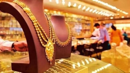 The gold and silver prices in Delhi remain unchanged today.