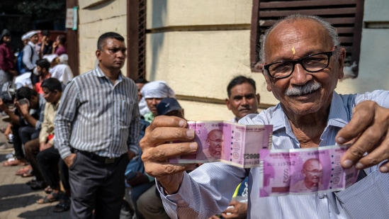 A man standing in queue at RBI offices in Mumbai to swap <span class=