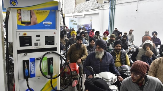 Order petrol online to avoid long queues at petrol pumps (Sameer Sehgal/HT)