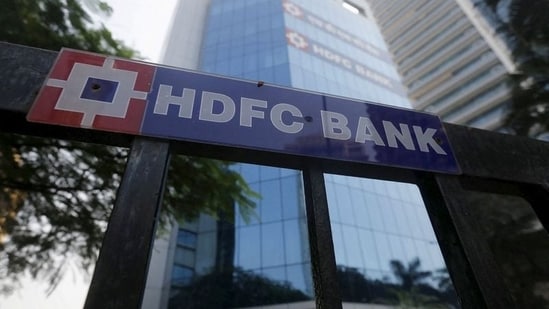 LIC got the approval to acquire 9.99 percent stake in HDFC Bank(Reuters)