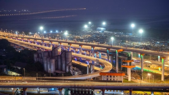 A night view of the MTHL- Mumbai Trans Harbour Link Road. Some real estate experts say that the MTHL project may lead to an increase in prices in Navi Mumbai (Photo by Satish Bate/ Hindustan Times)(Hindustan Times)